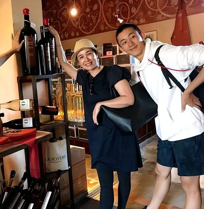 她素颜穿黑衣难掩贵妇美奈何儿子一张路人脸九游会真人游戏第一品牌蒋雯丽全家游法国(图1)