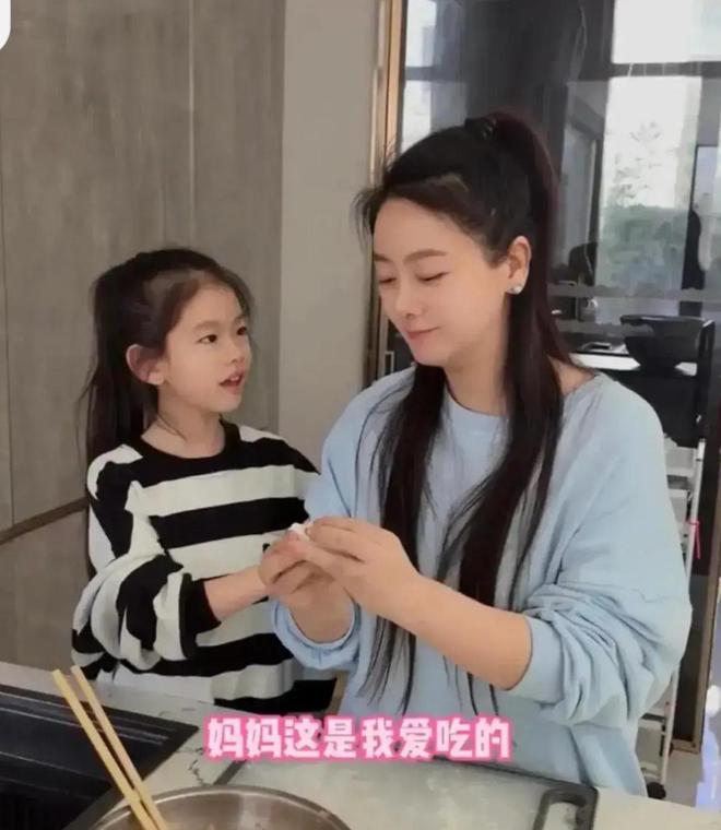 给穷小子现如今老公红到让人嫉妒九游会一部戏吃一辈子二婚带娃嫁(图8)
