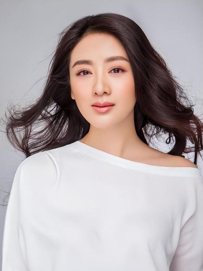 给穷小子现如今老公红到让人嫉妒九游会一部戏吃一辈子二婚带娃嫁(图14)