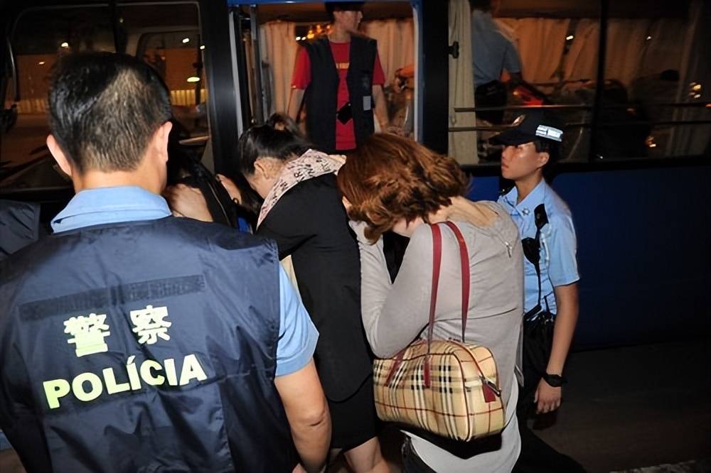 像央视记者冒死揭露莞式一条龙全过程九游会J9入口东莞扫黄抓捕真实影(图5)